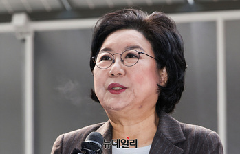 [단독] 이혜훈 세 아들, 가족회사 주식 배당금 4억 챙겨 … 부모 '증여세 대납' 의혹도