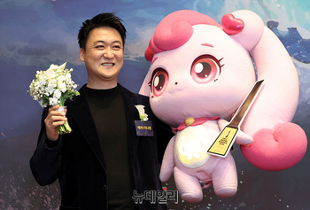 [포토] 트로피 든 하츄핑 