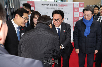 [포토] 구민들과 인사나누는 김민석 총리-채현일 의원