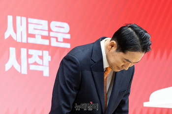 [포토] 고개숙여 인사하는 장동혁 국민의힘 대표