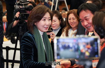 [포토] 인사나누는 나경원 의원 