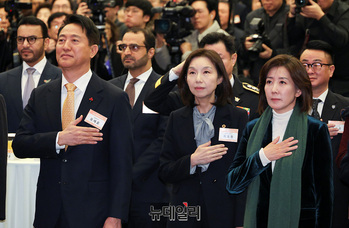 [포토] 국민의례하는 오세훈-최호정-나경원 