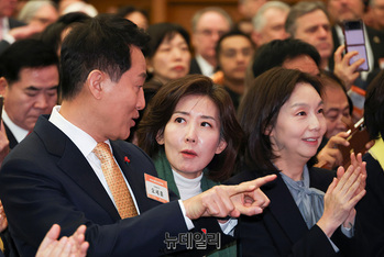 [포토] 대화 나누는 오세훈-나경원 