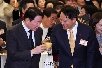 [포토] 건배하는 오세훈-최태원 