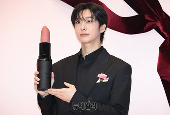 [포토] 립스틱 든 몬스타엑스 형원