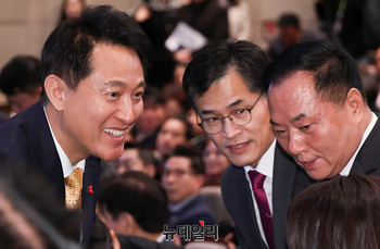 [포토] 인사 나누는 오세훈 서울시장 