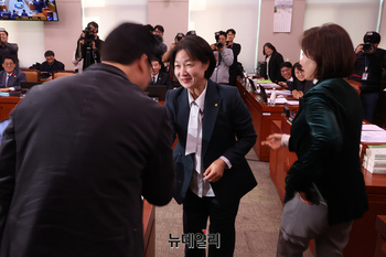 [포토] 새해 인사 나누는 추미애 국회 법제사법위원장