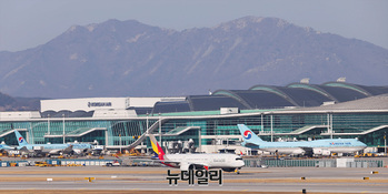 [포토] 터미널 이전 앞둔 아시아나항공...14일 0시부터 T2에서 입국 시작
