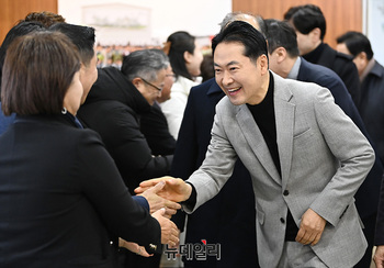 [포토] 인사나누는 장동혁 국민의힘 대표 