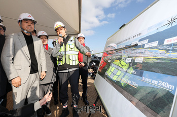 [포토] 용인반도체클러스터 설명듣는 장동혁 대표 