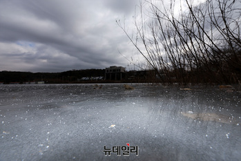 [포토] 얼어붙은 저수지