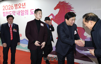 [포토] 구민들 맞이하는 김재섭 의원-김선동 당협위원장