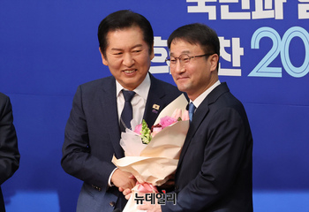 [포토] 기념촬영 하는 정청래·한병도