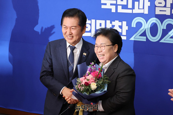 [포토] 기념촬영 하는 정청래 민주당 대표와 문정복 최고위원