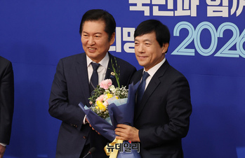 [포토] 꽃다발 받은 이성윤 민주당 최고위원