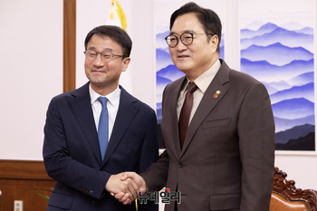 [포토] 기념촬영 하는 우원식 의장과 한병도 민주당 원내대표