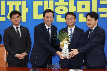 [포토] 李 대통령의 축하 난 전달하는 우상호 정무수석