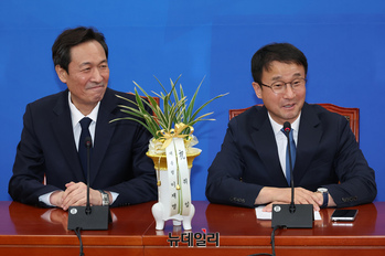 [포토] 환담 나누는 한병도-우상호