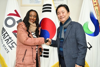 에티오피아 참전용사 후손 에덴 윈드워슨씨, 화천군 도움으로 의대교수 임용