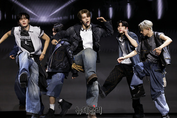 [포토] 퍼포먼스 선보이는 알파드라이브원 