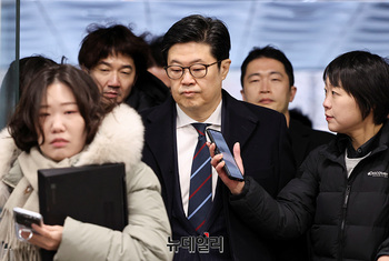 [포토] 영장심사 출석하는 김병주 MBK 회장 