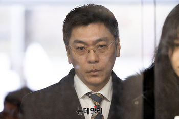 [포토] 법원 출석하는 김정환 MBK 부사장 