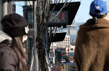 [포토] 서울시내버스 파업 첫날...오지 않는 버스 기다리는 시민들