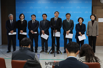 [포토] 중수청·공소청  관련 질문에 답하는 조국혁신당 의원들