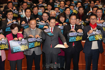 [포토] 공천 헌금·뇌물 수수 규탄 퍼포먼스 하는 더불어민주당