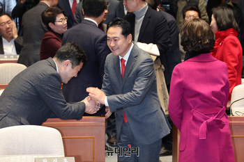 [포토] 인사 나누는 장동혁 국민의힘 대표