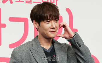 [영상] 포즈 취하는 최진혁 