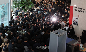 [포토] 지지자 환호 받으며 소통관 나서는 한동훈