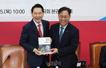 [포토] 기념촬영 하는 장동혁 대표와 김대종 교수