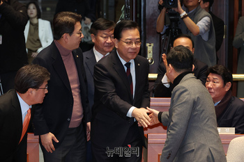 [포토] 의원들과 악수 나누는 송언석 원내대표