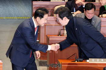 [포토] 의원총회 참석하는 장동혁 국민의힘 대표