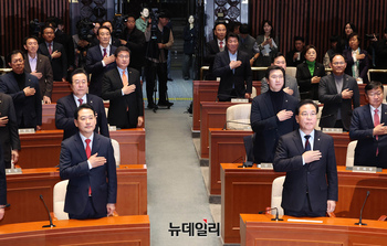 [포토] 의원총회서 국민의례 하는 장동혁 대표