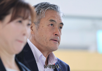 [포토] 회의장 향하는 다마쓰카 겐이치 롯데홀딩스 대표 