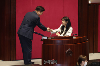 [포토] 선서문 제출하는 이소희 국민의힘 의원