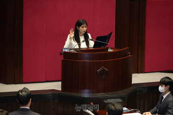 [포토] 선서하는 이소희 국민의힘 의원