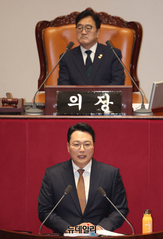 [포토] 무제한토론 하는 천하람 개혁신당 원내대표