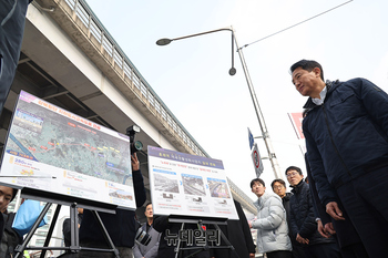 [포토] 강북횡단 지하도시고속도로 설명듣는 오세훈 서울시장