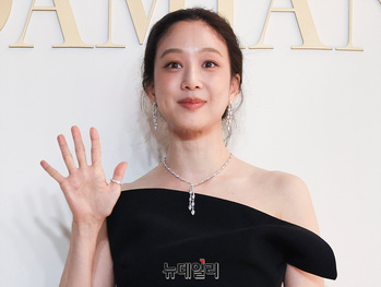 [영상] 포즈 취하는 정려원