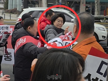 [단독] 서울 서부지법 앞 집회 참석 이혜훈 … 