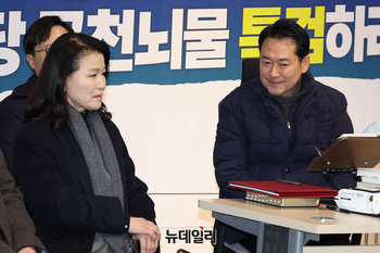 [포토] 장동혁 대표 단식농성장 찾은 이진숙 전 방통위원장