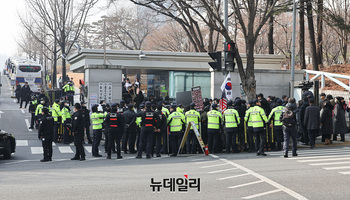 [포토] 서울중앙지법에 모인 尹지지자들