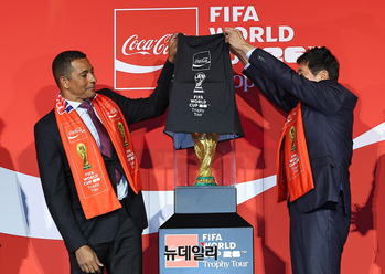 [영상] 베일 벗는 피파 월드컵 트로피