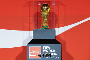 [영상] 한국 찾은 피파 월드컵 트로피, 17일 일반에 공개