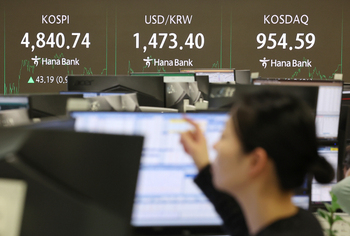 경제 왜곡 갈수록 심화 … 주가 4800 돌파, 환율은 '베선트 효과' 날리고 1470 넘어서