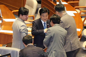 [포토] 본회의 찾은 정동영 통일부 장관