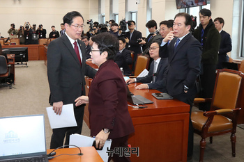[포토] 회의장 떠나는 임이자 국회 재정경제기획위원장